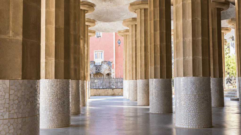 Columnata modernista de mosaicos en Park Guell 1