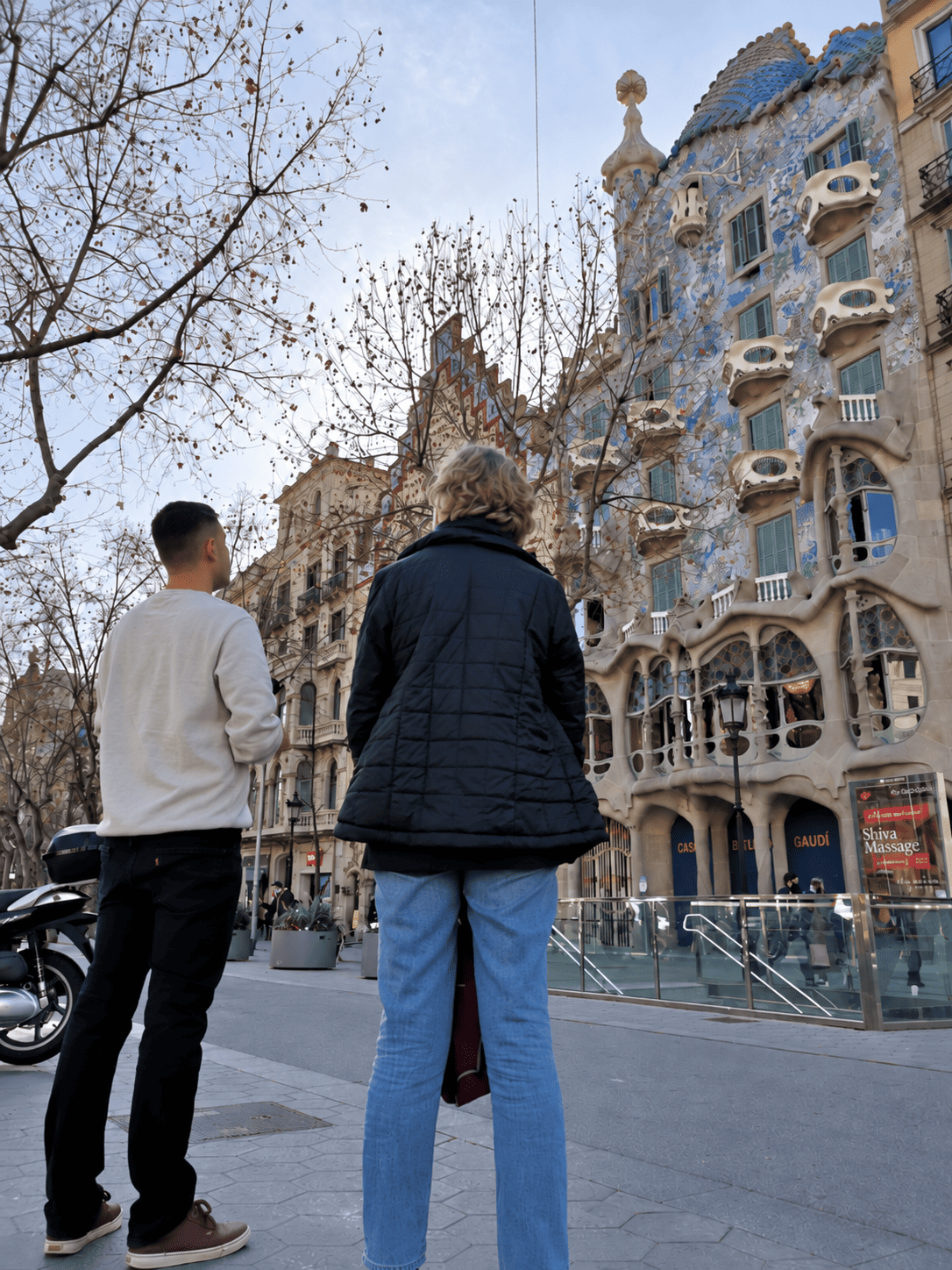 Escena urbana frente a Casa Batllo 1