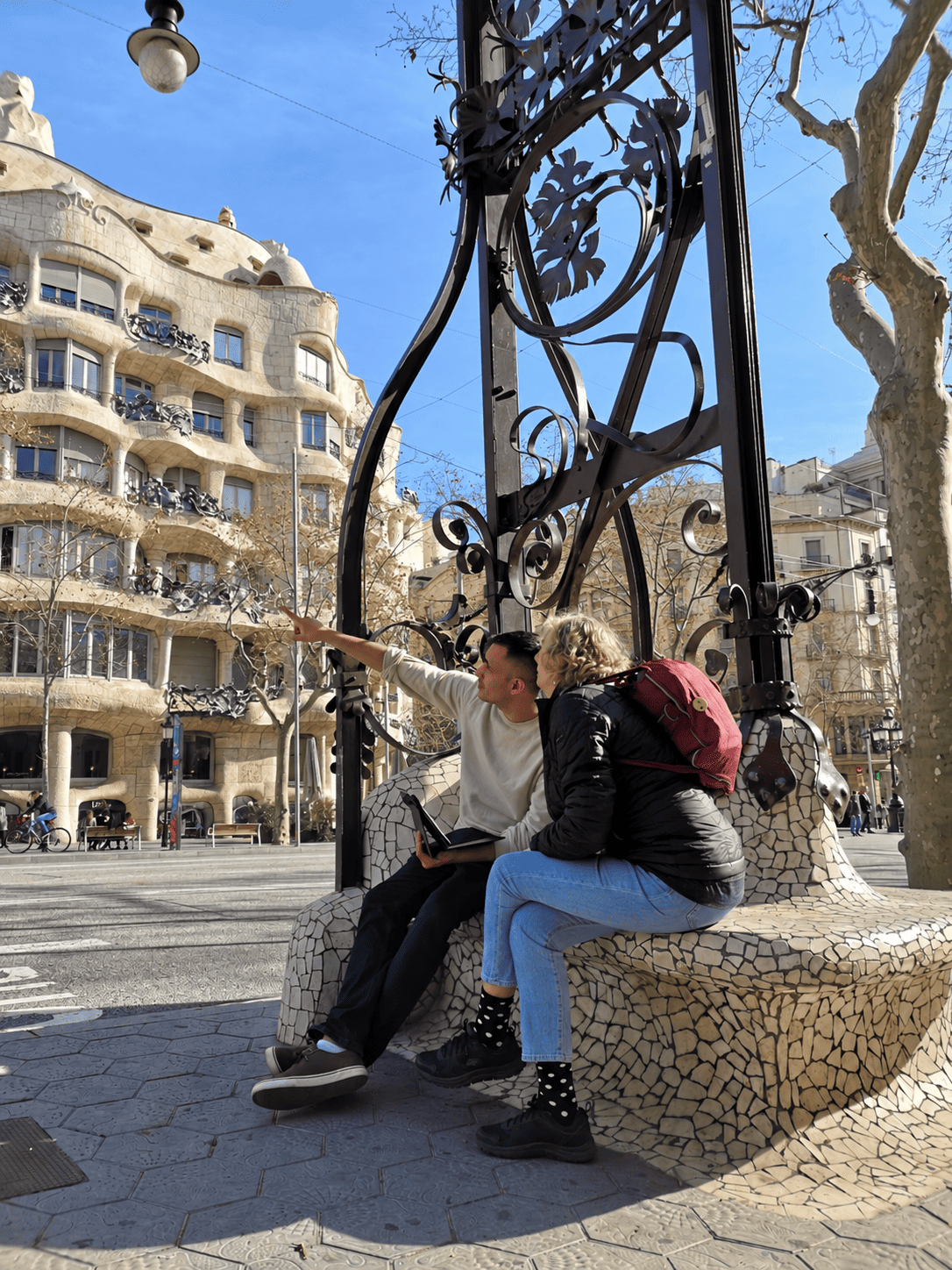 Pareja en banco de mosaico ante La Pedrera 1