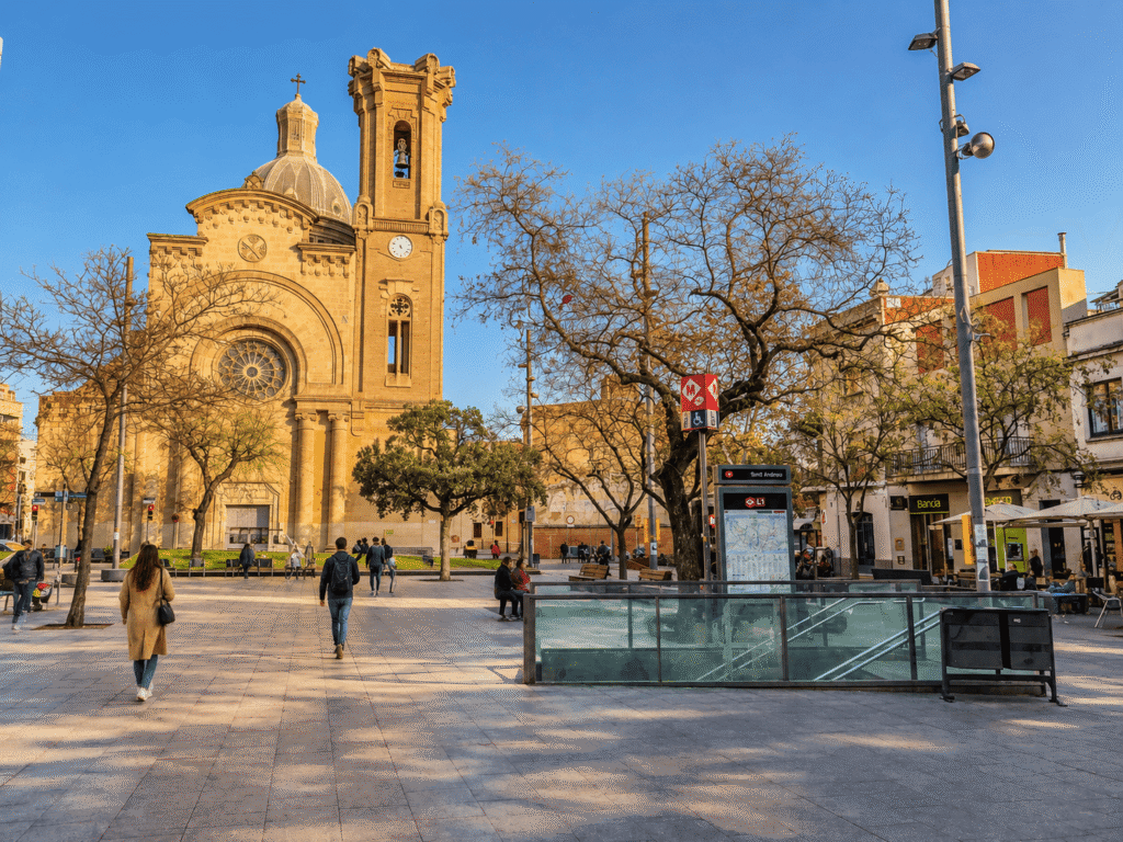 Conocer Barcelona: barrios, distritos y cómo organizar tu visita Plaza Sant Andreu al atardecer 1